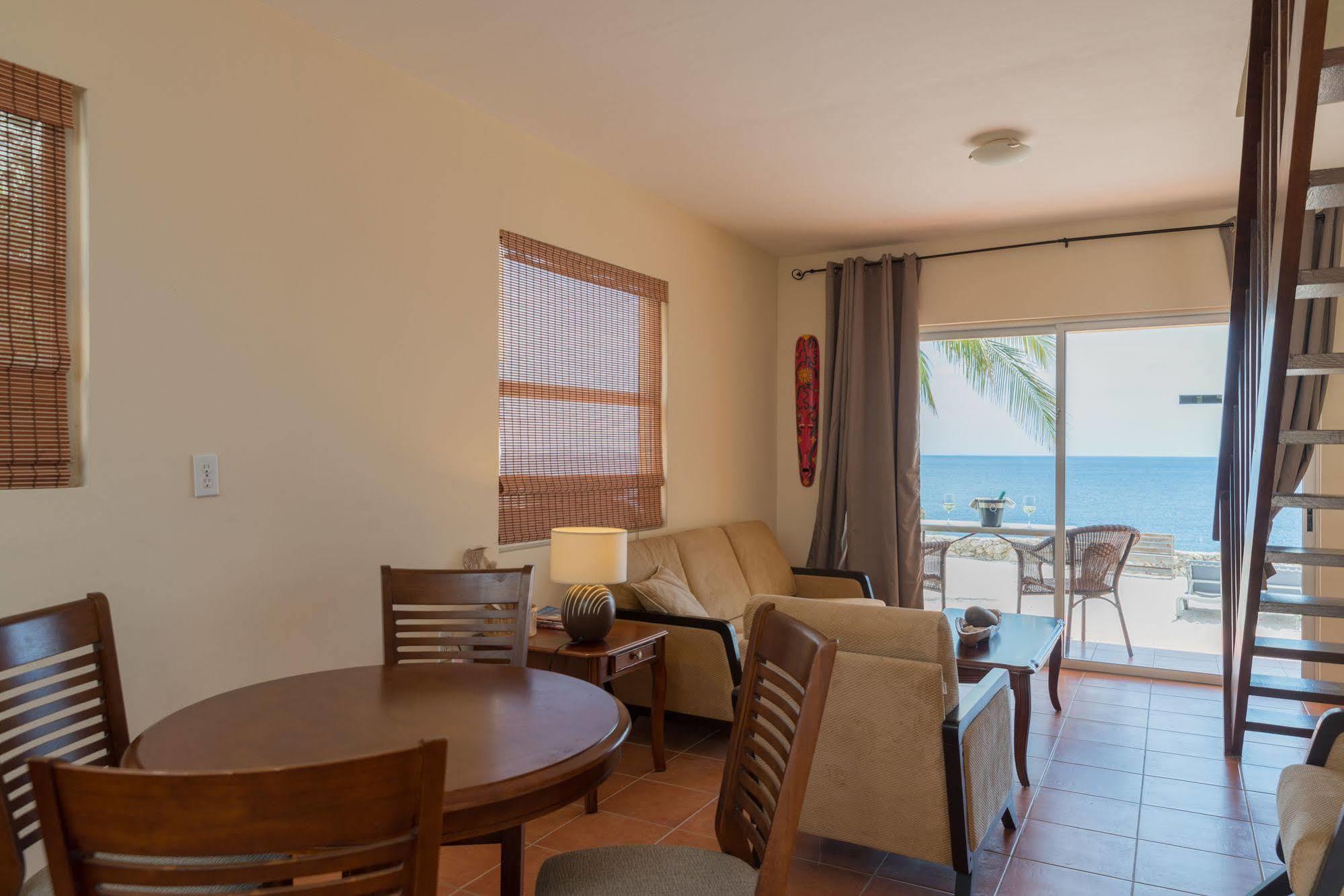 Lagun Blou Dive And Beach Resort Bagian luar foto