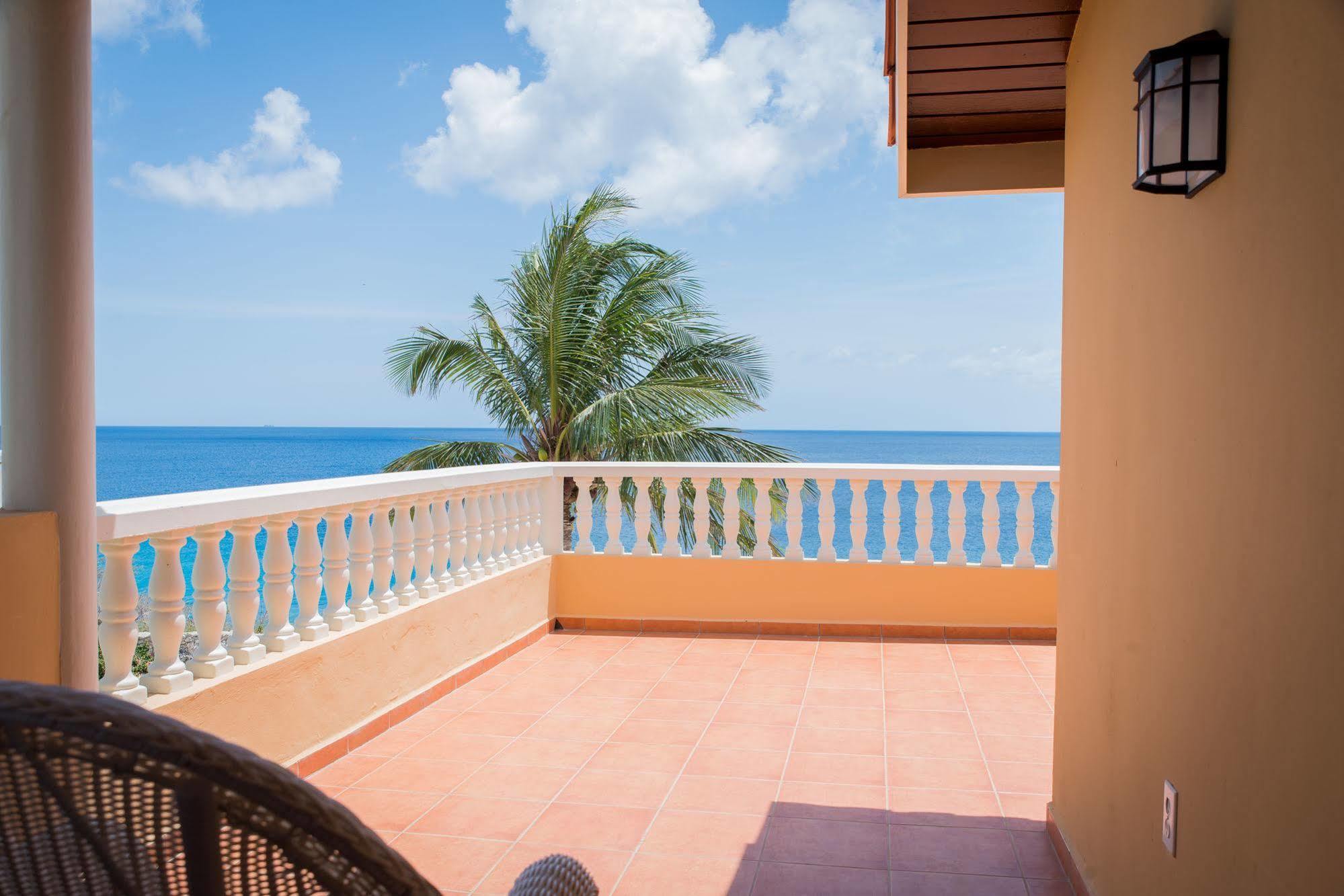 Lagun Blou Dive And Beach Resort Bagian luar foto