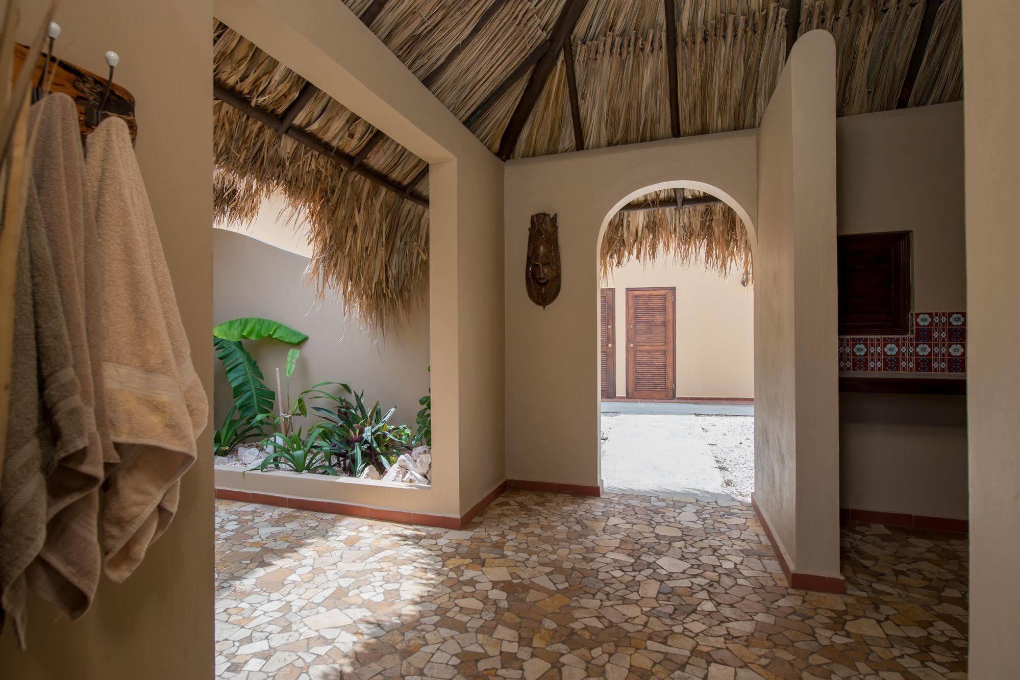 Lagun Blou Dive And Beach Resort Bagian luar foto