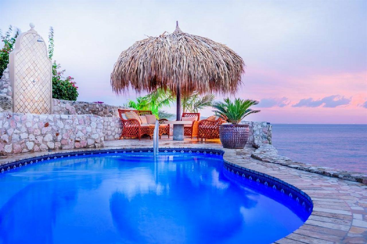 Lagun Blou Dive And Beach Resort Bagian luar foto